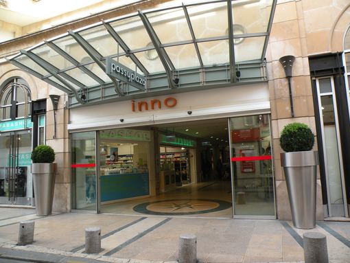  entrée du centre commercial Passy Plaza